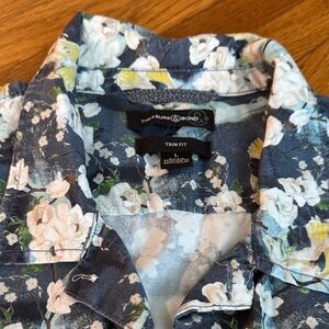 TREASURE & BOND
Men's Floral Blue Short Sleeve Shirt
Button up